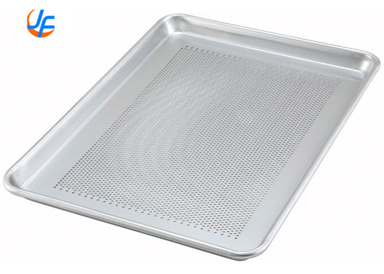 RK Bakeware China-601828 Full Size 16 Gauge 18&quot; x 26&quot; Draad in Rim Aluminium Perforated Bun / Sheet Pan