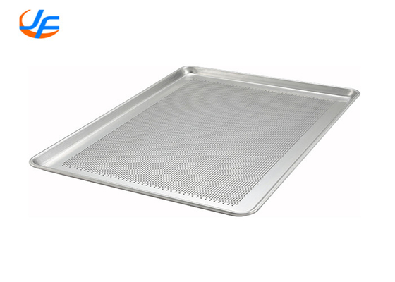 RK Bakeware China-601828 Full Size 16 Gauge 18&quot; x 26&quot; Draad in Rim Aluminium Perforated Bun / Sheet Pan