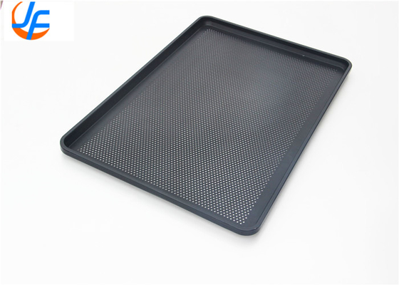 RK Bakeware China Foodservice 44699 StayFlat Full Size 16 Gauge Draad in Rim Aluminium Perforated Baking Tray